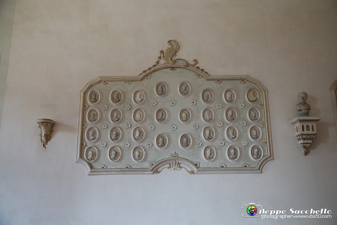 VBS_6685 - Villa Pisani - Stra (Venezia).jpg - SALA DEI DOGI  All'interno di cornici in stucco trovano posto rilievi di epoche diverse, alcuni di essi della collezione Pisani. Alle pareti vi sono i ritratti di tutti i 120 dogi veneziani, opere di ignoto autore settecentesco (nella penultima riga, Alvise Pisani, eletto doge nel 1735, 114° doge). 